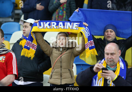 Kiev, Ucraina. 28 marzo, 2016. Sostenitori ucraini mostrano il loro sostegno durante la partita amichevole tra Ucraina e Galles al NSC Olympic Stadium di Kiev, Ucraina. Credito: Oleksandr Prykhodko/Alamy Live News Foto Stock