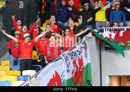 Kiev, Ucraina. 28 marzo, 2016. Welsh sostenitori mostrano il loro sostegno durante la partita amichevole tra Ucraina e Galles al NSC Olympic Stadium di Kiev, Ucraina. Credito: Oleksandr Prykhodko/Alamy Live News Foto Stock