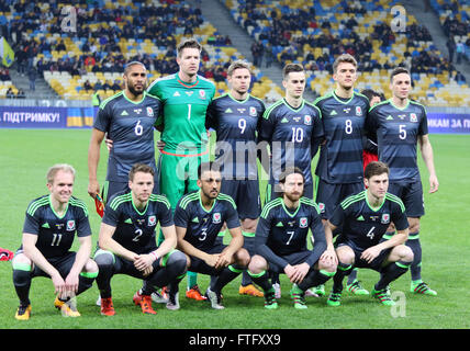 Kiev, Ucraina. 28 marzo, 2016. I giocatori del Galles squadra nazionale posano per una foto di gruppo prima della partita amichevole contro l'Ucraina a NSC Olympic Stadium di Kiev, Ucraina. Credito: Oleksandr Prykhodko/Alamy Live News Foto Stock