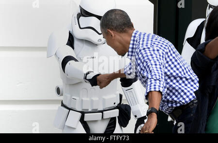 Washington, Distretto di Columbia, Stati Uniti d'America. 28 Mar, 2016. Il Presidente degli Stati Uniti Barack Obama (R) dà un pugno di bump a Storm Trooper durante il White House Easter Egg Roll sul prato Sud della Casa Bianca Marzo 28, 2016 a Washington, DC. Credito: Olivier Douliery/Piscina via CNP Credito: Olivier Douliery/CNP/ZUMA filo/Alamy Live News Foto Stock