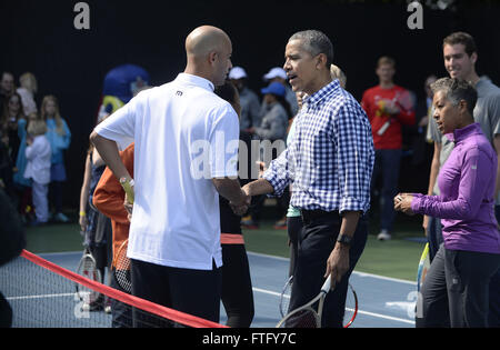 Washington, Distretto di Columbia, Stati Uniti d'America. 28 Mar, 2016. Il Presidente degli Stati Uniti Barack Obama (R) parla di American pensionati giocatore di tennis professionista James BLAKE durante il White House Easter Egg Roll sul prato Sud della Casa Bianca Marzo 28, 2016 a Washington, DC. Credito: Olivier Douliery/Piscina via CNP Credito: Olivier Douliery/CNP/ZUMA filo/Alamy Live News Foto Stock