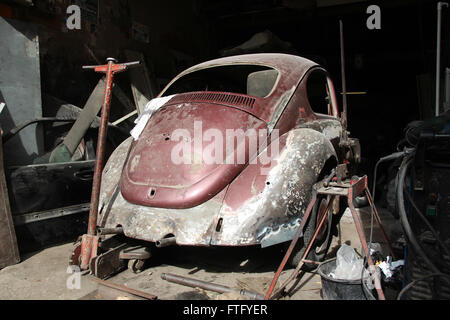 Nablus, West Bank. 23 gen 2016. Un vecchio Volkswagen maggiolino presso un garage a Nablus, West Bank, 23 gennaio 2016. Più e più persone che vivono in Palestina scopri le auto d'epoca per se stessi. Foto: David Ehl/dpa/Alamy Live News Foto Stock