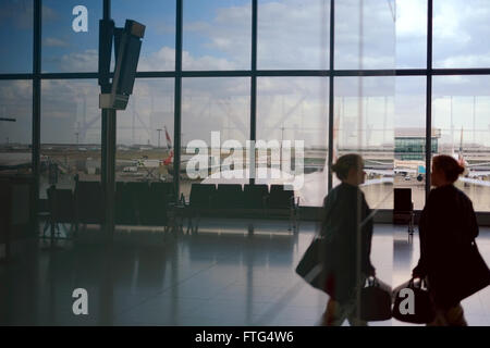 Passeggero al Terminal 5 di Londra Heathrow Foto Stock
