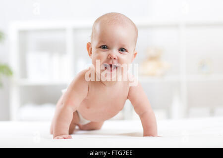 Piuttosto strisciando Baby girl Foto Stock