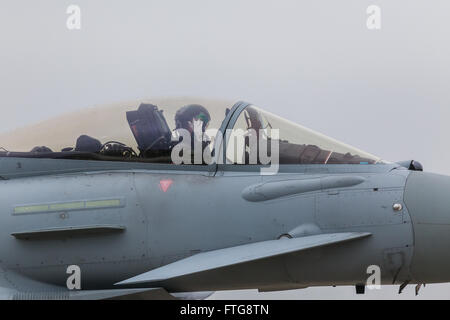 Pilota RAF sventolare dal suo Typhoon cockpit. Foto Stock