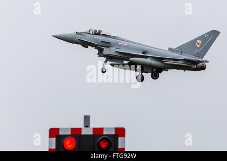 Sedile unico Typhoon passa le luci del traffico di arresto al piede della RAF Coningsby. Foto Stock