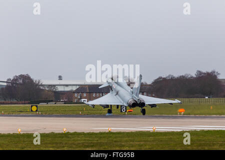 Un Royal Air Force Eurofighter atterra dopo una sortita oltre l'Inghilterra. Foto Stock