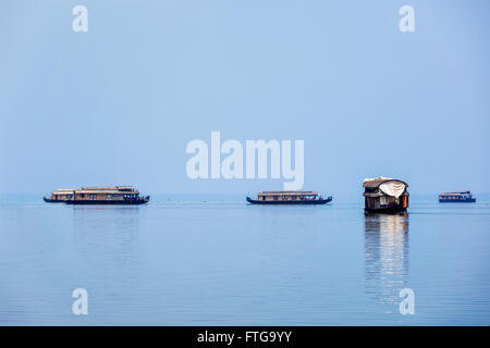 Case galleggianti nel lago. Il Kerala, India Foto Stock