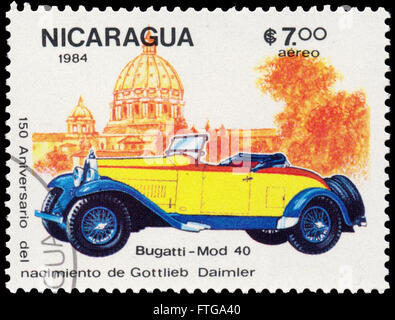 BUDAPEST, Ungheria - 18 marzo 2016: un timbro stampato in Nicaragua mostra Bugatti, circa 1984 Foto Stock