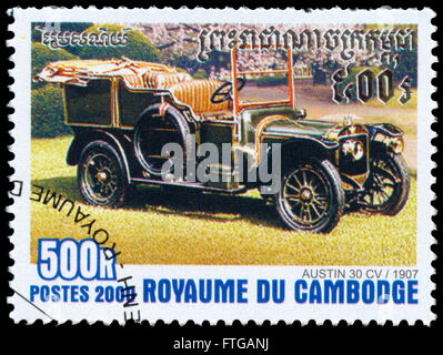 BUDAPEST, Ungheria - 18 marzo 2016: un timbro stampato in Kampuchea mostra carAustin vintage, 1907, circa 2000 Foto Stock