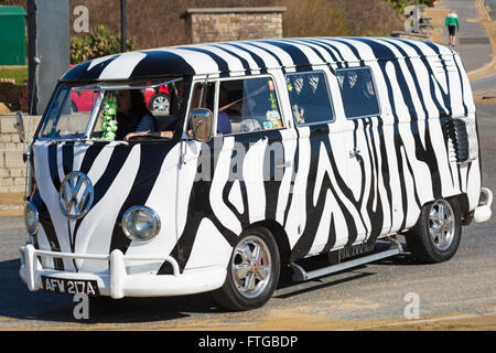 Guida 1963 campervan Volkswagen bianco e nero sul lungomare di Boscombe, Bournemouth, Dorset UK nel mese di marzo Foto Stock