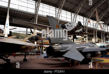 Junkers Ju 56 e F-16 Fighting Falcon, Museo Reale delle Forze Armate e di Storia Militare, Bruxelles, Belgio Foto Stock