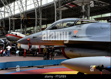 F-16 Fighting Falcon,Museo Reale delle Forze Armate e di Storia Militare, Parco del Cinquantenario, Bruxelles, Belgio Foto Stock