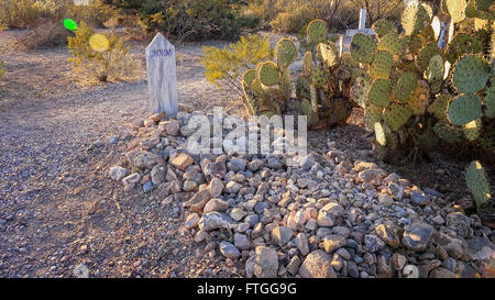 Marcatore di grave per una persona sconosciuta nel cimitero Al Boot Hill Cimitero in oggetto contrassegnato per la rimozione definitiva, Arizona Foto Stock