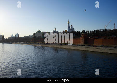 03/26/2016 RUSSIA, MOSCA. Una serie di 'a piedi a Mosca. Mosca e facce.'Mosca fiume. Vista del 'Mosca Cremlino" con "Bi Foto Stock