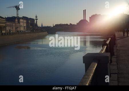 03/26/2016 RUSSIA, MOSCA. Una serie di 'a piedi a Mosca. Mosca e facce.'Drainage viste del canale sul cinema e il batterista "Luzhk Foto Stock