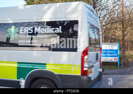 Ambulanza al Whipps Cross University Hospital di Londra England Regno Unito Regno Unito Foto Stock