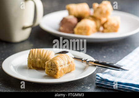 Dolce baklava dolce sulla piastra Foto Stock