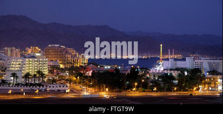 Vista generale della città di Eilat con il porto di Aqaba in background si trova sulla punta nord del Mar Rosso sul golfo di Aqaba Israele Foto Stock