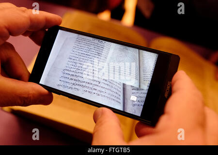 Un giornalista scattare con un telefono cellulare una pagina di Maimonide' commento su la Mishnah, il primo grande lavoro di letteratura rabbinica dal XI secolo visualizzato in Israele Biblioteca Nazionale in Givat Ram campus dell'Università Ebraica di Gerusalemme il 28 marzo 2016. La Biblioteca nazionale di Israele è la libreria dedicata alla raccolta dei tesori culturali di Israele e del patrimonio ebraico. La libreria contiene più di 5 milioni di libri, e possiede la più grande del mondo di collezioni di Hebraica e judaica ed è il repository di molti unici e rari manoscritti, libri e oggetti Foto Stock