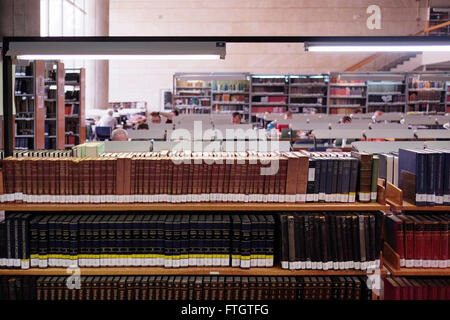 La sala lettura della Biblioteca Nazionale d'Israele, nel campus Givat RAM dell'Università Ebraica di Gerusalemme, il 28 marzo 2016. La Biblioteca Nazionale d'Israele è la biblioteca dedicata alla raccolta dei tesori culturali di Israele e del patrimonio ebraico. La biblioteca contiene più di 5 milioni di libri, possiede le più grandi collezioni al mondo di Ebraica e Judaica, ed è il deposito di molti rari e unici manoscritti, libri e manufatti. Foto Stock