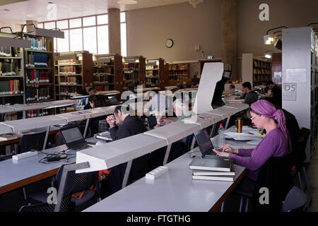 La sala lettura della Biblioteca Nazionale d'Israele, nel campus Givat RAM dell'Università Ebraica di Gerusalemme, il 28 marzo 2016. La Biblioteca Nazionale d'Israele è la biblioteca dedicata alla raccolta dei tesori culturali di Israele e del patrimonio ebraico. Gli studenti della Thelibrary hanno più di 5 milioni di libri, possiedono le più grandi collezioni al mondo di Ebraica e Judaica, ed è il deposito di molti rari e unici manoscritti, libri e manufatti. Foto Stock