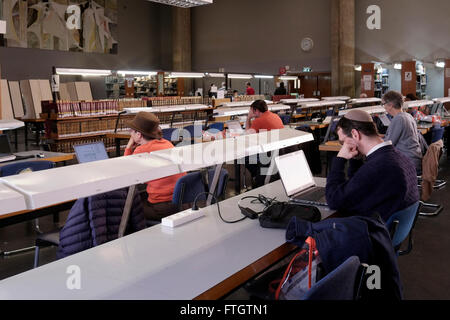 La sala lettura della Biblioteca Nazionale d'Israele, nel campus Givat RAM dell'Università Ebraica di Gerusalemme, il 28 marzo 2016. La Biblioteca Nazionale d'Israele è la biblioteca dedicata alla raccolta dei tesori culturali di Israele e del patrimonio ebraico. Gli studenti della Thelibrary hanno più di 5 milioni di libri, possiedono le più grandi collezioni al mondo di Ebraica e Judaica, ed è il deposito di molti rari e unici manoscritti, libri e manufatti. Foto Stock