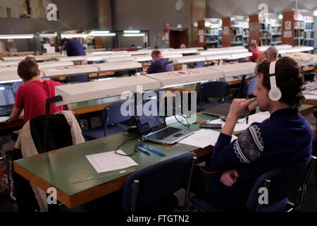 La sala lettura della Biblioteca Nazionale d'Israele, nel campus Givat RAM dell'Università Ebraica di Gerusalemme, il 28 marzo 2016. La Biblioteca Nazionale d'Israele è la biblioteca dedicata alla raccolta dei tesori culturali di Israele e del patrimonio ebraico. Gli studenti della Thelibrary hanno più di 5 milioni di libri, possiedono le più grandi collezioni al mondo di Ebraica e Judaica, ed è il deposito di molti rari e unici manoscritti, libri e manufatti. Foto Stock