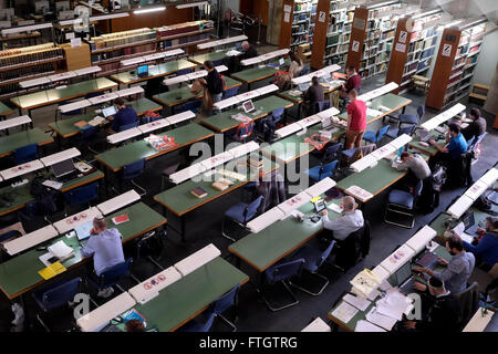 Gerusalemme, Israele. 28 marzo 2016. La sala lettura della Biblioteca Nazionale d'Israele, nel campus Givat RAM dell'Università Ebraica di Gerusalemme, il 28 marzo 2016. La Biblioteca Nazionale d'Israele è la biblioteca dedicata alla raccolta dei tesori culturali di Israele e del patrimonio ebraico. Gli studenti della Thelibrary hanno più di 5 milioni di libri, possiedono le più grandi collezioni al mondo di Ebraica e Judaica, ed è il deposito di molti rari e unici manoscritti, libri e manufatti. Foto Stock