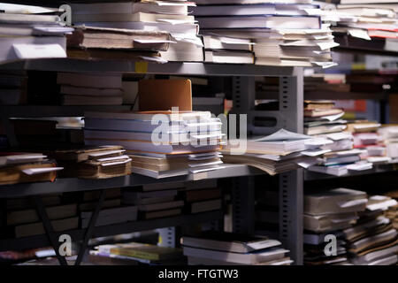 Pile di libri nella sala lettura della Biblioteca Nazionale di Israele, nel campus Givat RAM dell'Università Ebraica di Gerusalemme, il 28 marzo 2016. La Biblioteca Nazionale d'Israele è la biblioteca dedicata alla raccolta dei tesori culturali di Israele e del patrimonio ebraico. La biblioteca contiene più di 5 milioni di libri, possiede le più grandi collezioni al mondo di Ebraica e Judaica, ed è il deposito di molti rari e unici manoscritti, libri e manufatti. Foto Stock