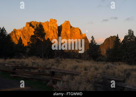 La luna tramonta come sole sorge su Smith Rock Oregon Foto Stock