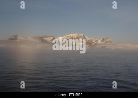 La speranza della baia e il Ghiacciaio di speranza. Speranza Bay, Penisola Antartica, Antartide. Foto Stock