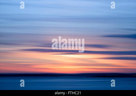Tramonto in serata hill, girato con una reflex digitale mentre si sposta la fotocamera per ottenere questo dipinto come effetto di colore che viene catturato Foto Stock