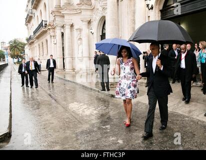 Il Presidente degli Stati Uniti Barack Obama e la First Lady Michelle Obama a piedi per il per il giro della Papamobile dopo touring Avana Vecchia in un giorno di pioggia Marzo 20, 2016 a L'Avana, Cuba. Foto Stock