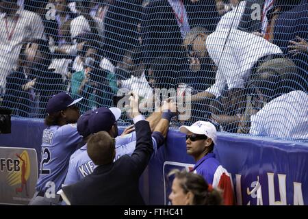 Il Presidente degli Stati Uniti Barack Obama saluta i membri di Tampa Bay Rays prima della loro esposizione baseball gioco con la nazionale cubana di squadra a Estadio latino-americano Marzo 22, 2016 a L'Avana, Cuba. Foto Stock