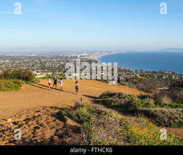 Gli escursionisti vedere la baia di Santa Monica da est Topanga Fire Road, dove si collega con Los Liones Trail Foto Stock