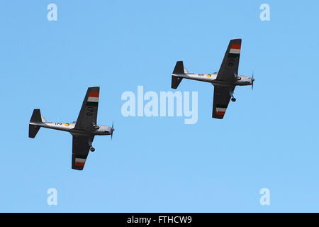 EI-HFC (170) e EI-HFA (168) dell'Irlandese volo storico, durante il team di visualizzare all'Airshow scozzese nel 2015 Foto Stock