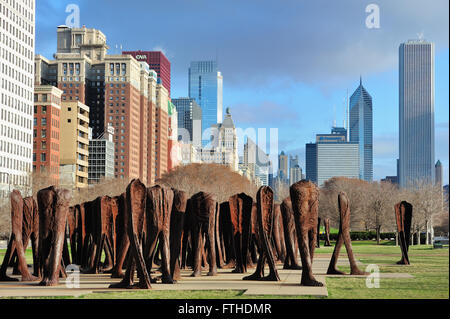 Una porzione sullo skyline di Chicago è illuminato al di sotto di alcune basse nuvole pensili che si ergono al di là di Grant Park nel centro di Chicago, Illinois, Stati Uniti d'America. Foto Stock