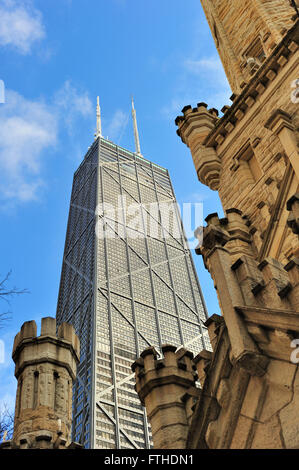 Chicago John Hancock Building incorniciato da Chicago Water Tower offre un contrasto che collega Chicago il passato e il presente. Chicago, Illinois, Stati Uniti d'America. Foto Stock