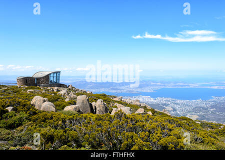Vista su Hobart dal belvedere sulla sommità del Monte Wellington, Hobart, Tasmania, Australia Foto Stock