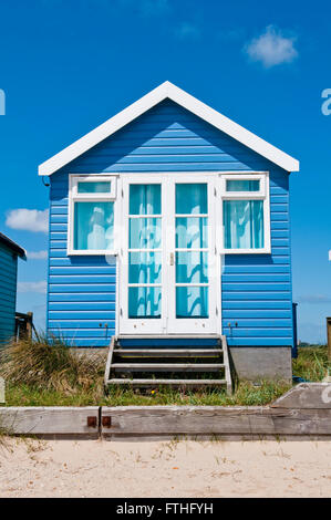 Un bianco e blu beach hut a Sandbank Mudeford, Hengistbury Head, vicino a Christchurch, Dorset Foto Stock