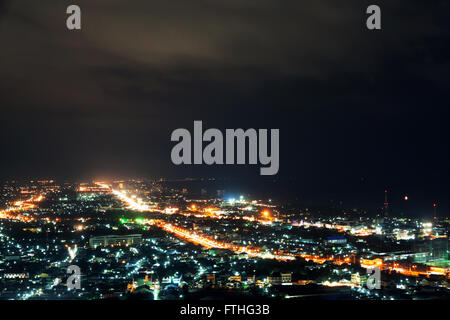 Vista notturna di Hua Hin con la costruzione in bella di notte le luci. Prachuapkirikhan, Thailandia. Foto Stock