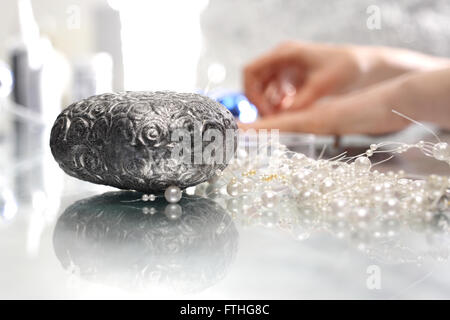 Pittura palle di Natale. Fabbricazione e artigianato. Donna decorare baubles. Addobbi per l'albero di natale Foto Stock