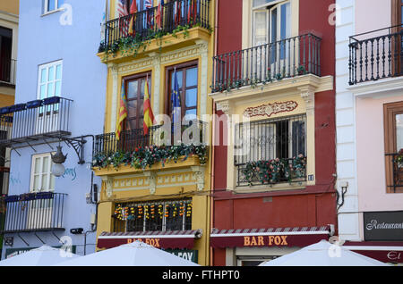 Case colorate di fronte il mercato centrale di Valencia Spagna Foto Stock