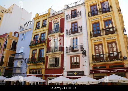 Case colorate di fronte il mercato centrale di Valencia Spagna Foto Stock