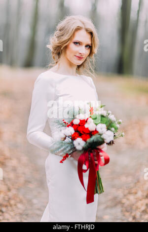 Ritratto di attraente bionda sposa nella foresta di autunno Foto Stock