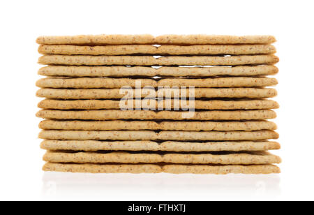 Pila di cracker isolato su uno sfondo bianco Foto Stock