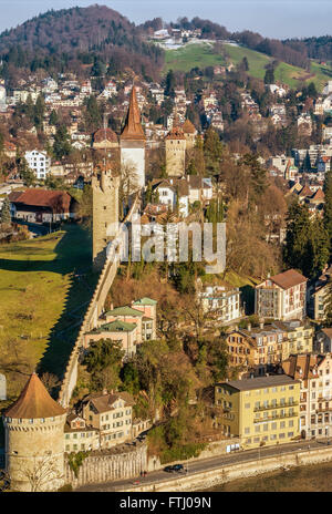 Vista sullo storico Muro di Musegg, Lucerna, Svizzera centrale Foto Stock