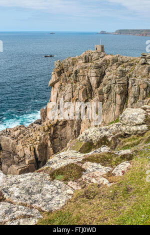 Coast Guard lookout in un suggestivo paesaggio costiero vicino al Lands End e Sennen Cove, Cornwall, England, Regno Unito Foto Stock