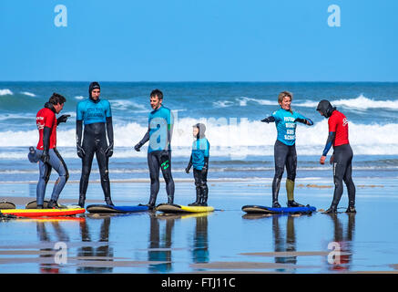 Un surf scuola di formazione a Fistral Beach, Newquay, Cornwall, Regno Unito Foto Stock